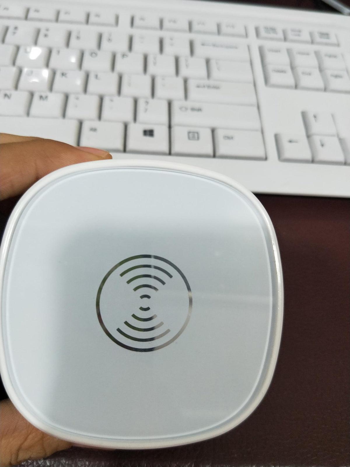 Desktop vacuum cleaner for keyboards and small debris
