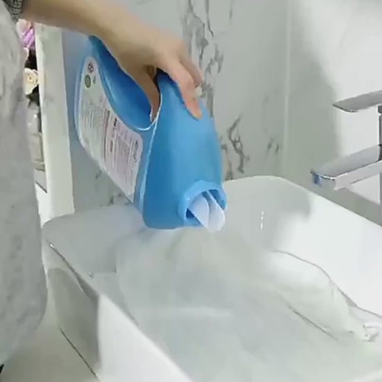 Automatic soap-dispensing cleaning brush demonstration video